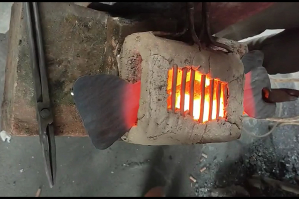 高頻加熱機(jī)加熱半成品鐮刀鍛打熱處理