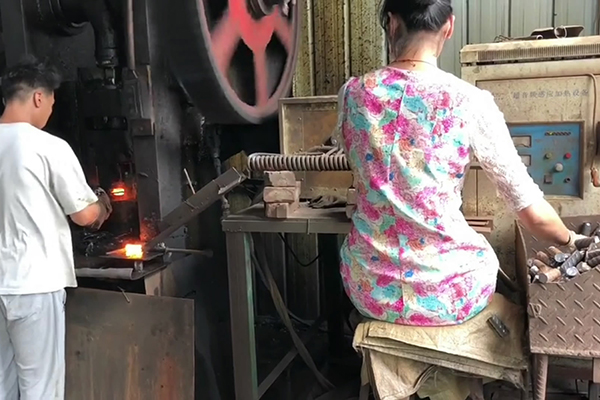 螺紋鋼筋通過(guò)超音頻感應(yīng)加熱設(shè)備加熱后 沖床鍛壓成螺母坯型