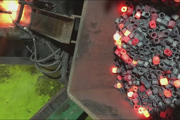 由鋼棒到螺母半成品生產(chǎn)過(guò)程，中頻鍛造爐在其中起到至關(guān)作用