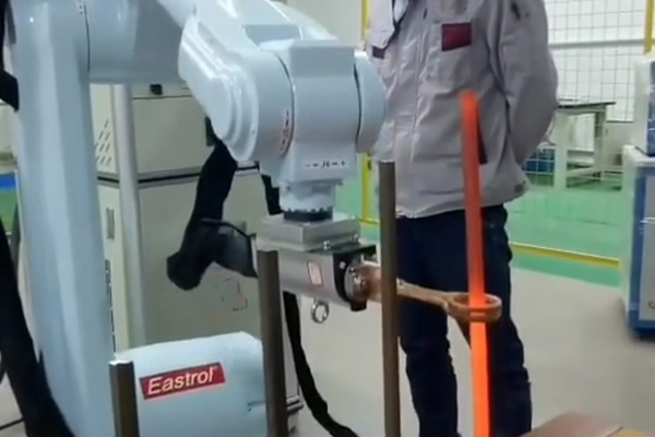 手持式感應(yīng)加熱設(shè)備 配合機(jī)械手臂實(shí)現(xiàn)自動(dòng)化加熱