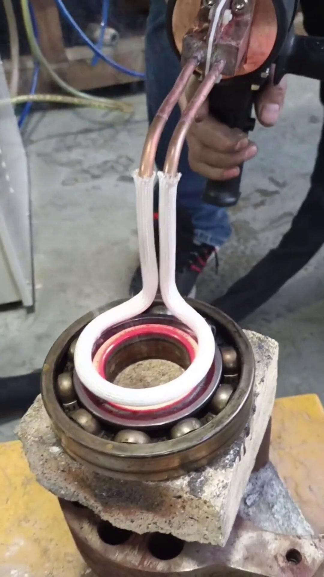 此這款手持式移動設(shè)備不僅可以焊接，還可以對金屬進行特殊熱處理加工 手持移動高頻加熱機