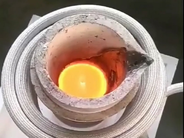 海瑞拓小型高頻熔煉爐的用途遠(yuǎn)不止于熔煉銀粉,還用來熔金、銅、鉛等多種金屬(圖3) 海瑞拓小型高頻熔煉爐的用途遠(yuǎn)不止于熔煉銀粉,還用來熔金、銅、鉛等多種金屬(圖3)