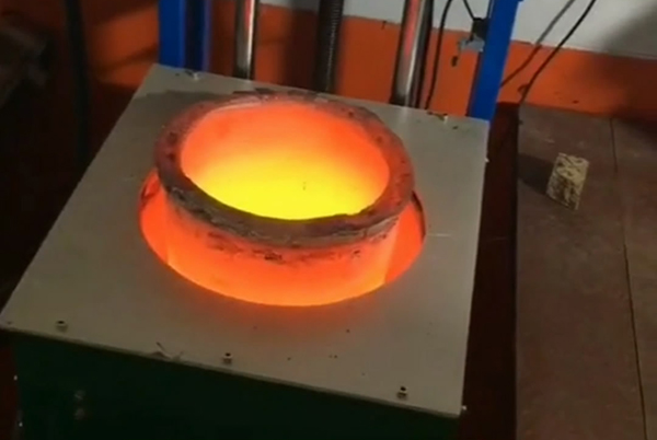 熔鋁爐和中頻熔煉爐的性能也將不斷提升，為鋁合金生產(chǎn)行業(yè)帶來(lái)更多的可能性