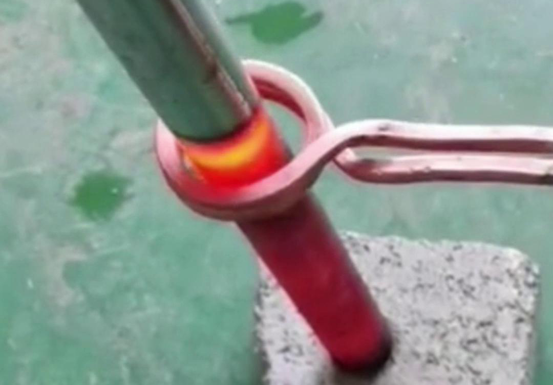 高頻加熱機以其高效、節(jié)能、環(huán)保的特性，在金屬加工和制造領域有廣泛應用(圖1)