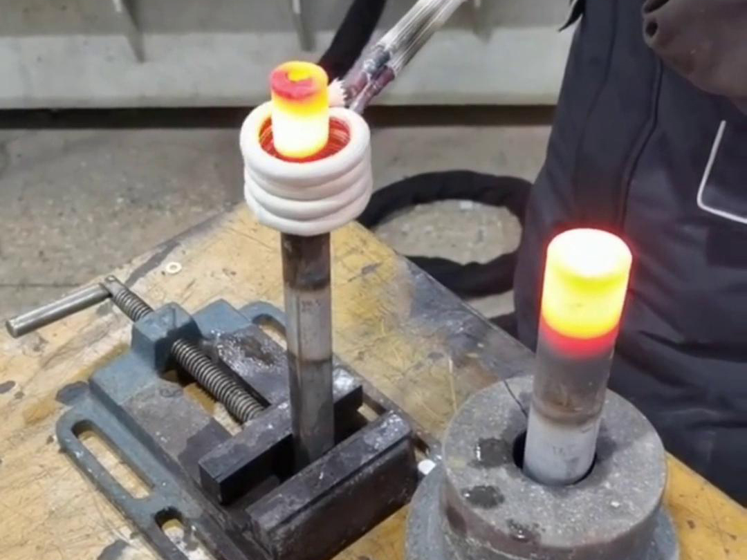 高頻加熱機(jī)以其高效、節(jié)能、環(huán)保的特性，在金屬加工和制造領(lǐng)域有廣泛應(yīng)用