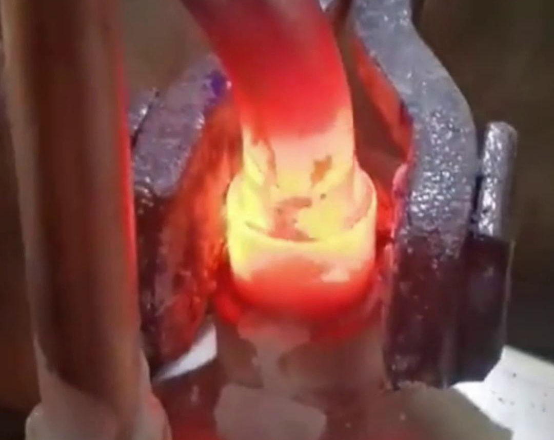 高頻銅料焊接技術(shù)高效加熱、焊接質(zhì)量高、操作簡便以及節(jié)能環(huán)保