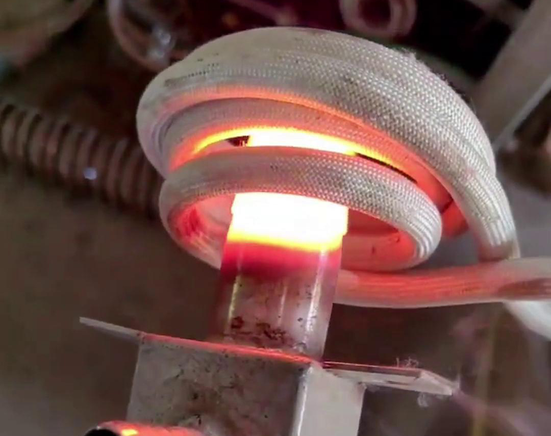 手持式高頻機加熱不銹鋼管是一種高效、精確的加熱方法，適用于對不銹鋼管進行局部加熱的場合(圖1)