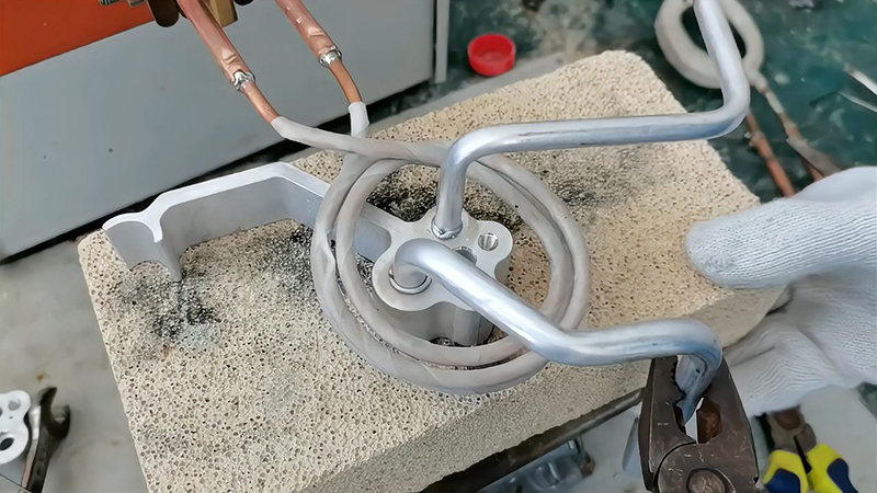 鋁件和鋁件高頻焊接具有焊接速度快、焊縫美觀、生產(chǎn)效率高等優(yōu)點(diǎn)(圖1)