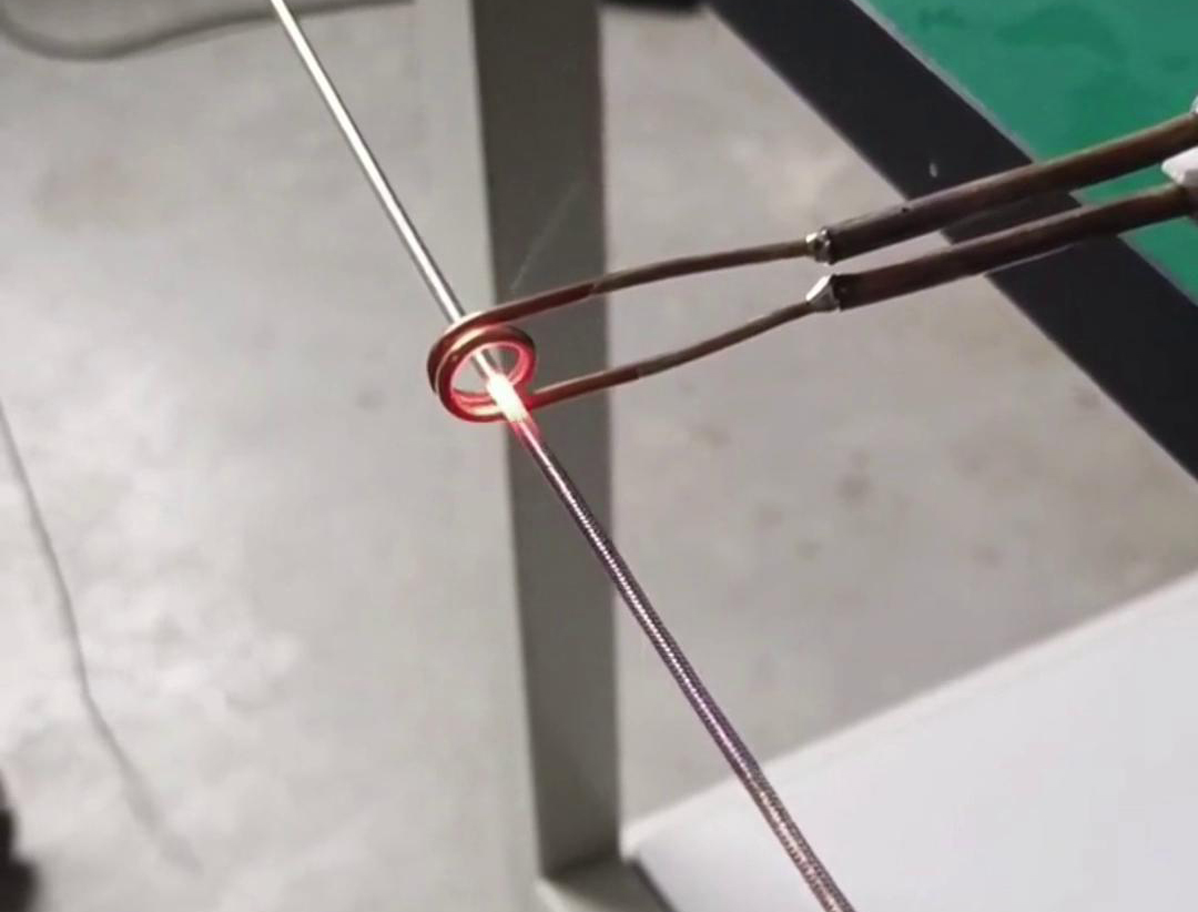 超高頻加熱機(jī)對6毫米厚的不銹鋼，在1秒內(nèi)加熱到1000度是一個相當(dāng)高的要求