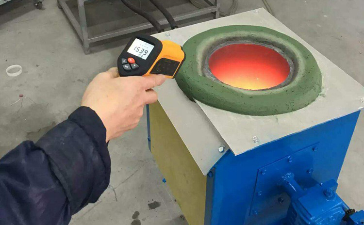 手搖傾倒式中頻熔煉爐手搖傾倒式中頻熔煉爐適用于多種金屬材料的熔煉，如鋼鐵、銅、鋁、鋅等(圖1)