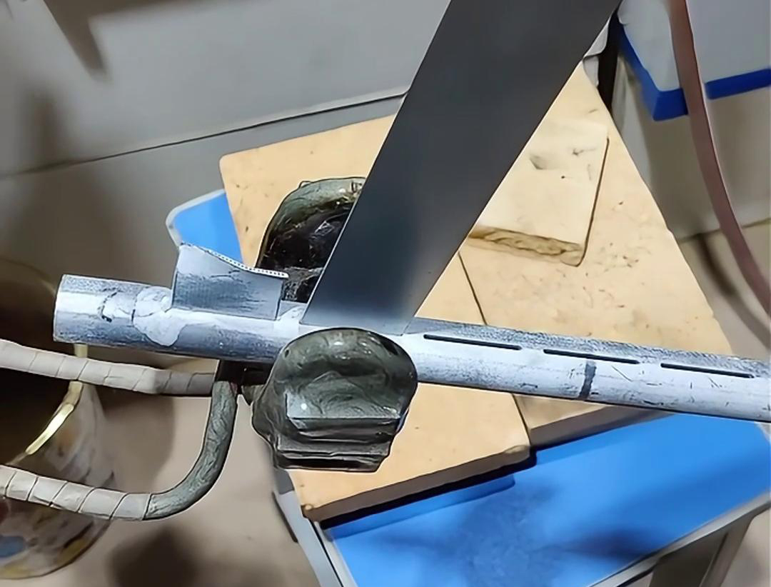 高頻焊接銅管相比傳統(tǒng)的火焰焊接，具有多方面的顯著優(yōu)勢(圖1)