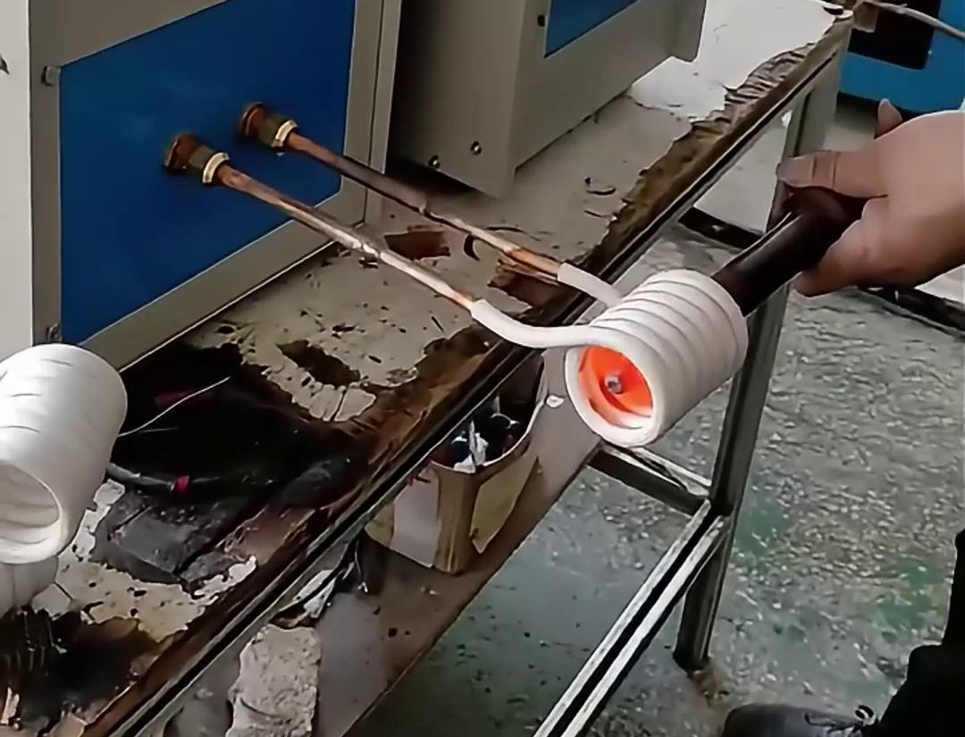 鎬釬加熱鍛造使用高頻加熱機(jī)是一種高效、快速的熱處理方法，