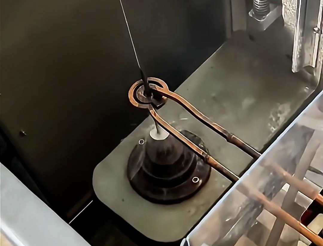 高頻淬火機(jī)床是一種專(zhuān)門(mén)用于金屬工件表面淬火處理的設(shè)備