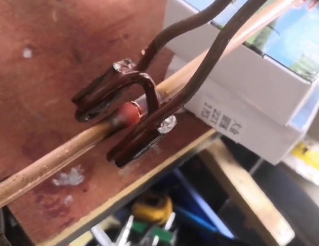 高頻釬焊0-80銅管具有焊縫美觀飽滿、焊接速度快等優(yōu)點(diǎn)(圖2)