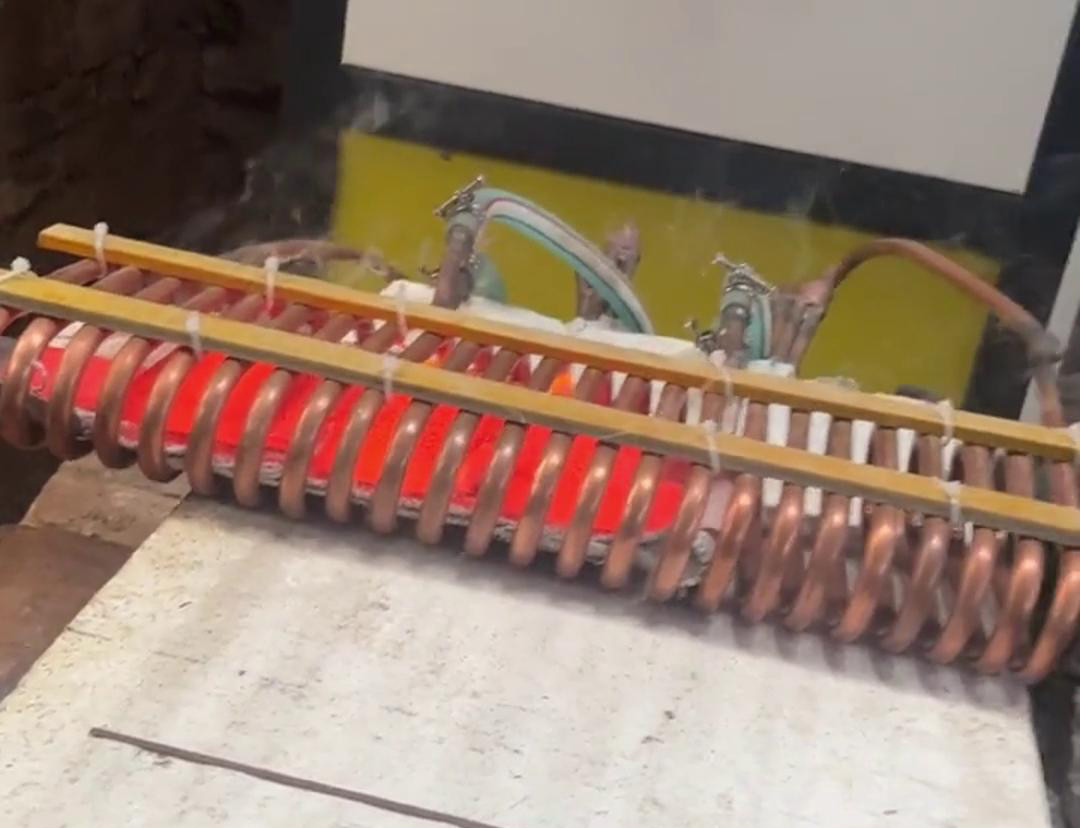 使用高頻機進行鉆桿焊縫退火可以提高工作效率，同時保證退火效果的均勻性和穩(wěn)定性