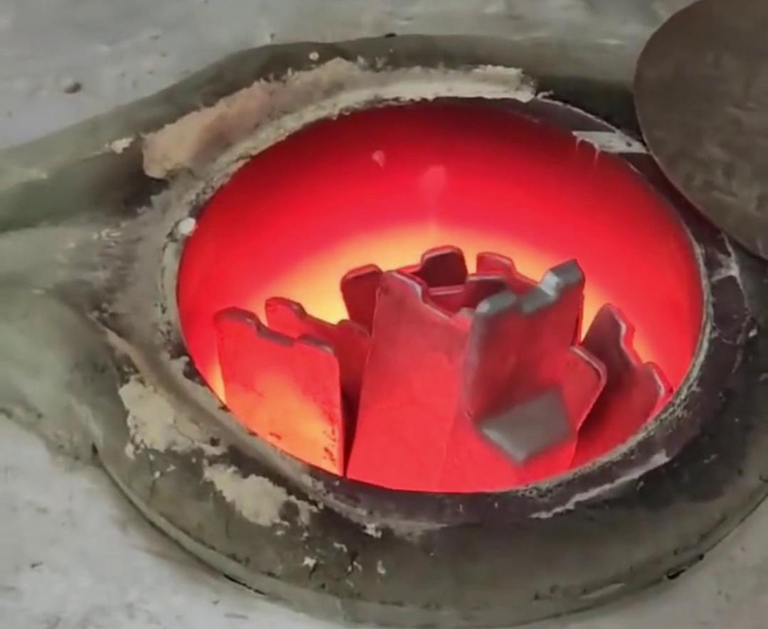 根據(jù)客戶特定的熔煉需求、生產(chǎn)規(guī)模、場(chǎng)地條件等因素，專門設(shè)計(jì)和制造的中頻感應(yīng)熔鋁爐