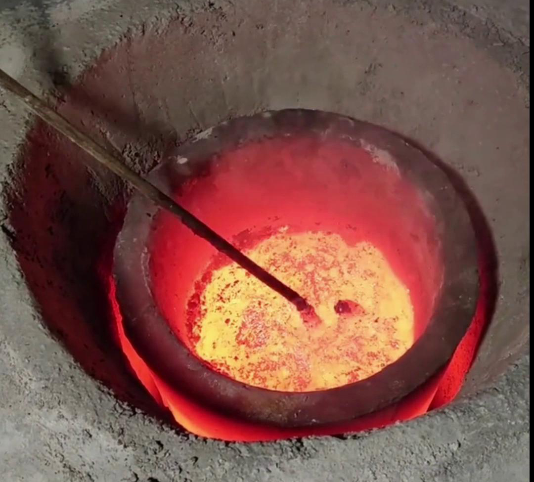 根據(jù)客戶特定的熔煉需求、生產(chǎn)規(guī)模、場地條件等因素，專門設(shè)計和制造的中頻感應(yīng)熔鋁爐(圖2)