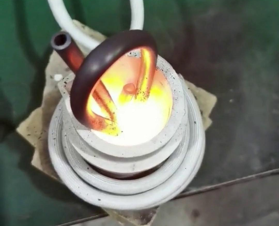 小型高頻熔煉爐以其高效、精確、環(huán)保的特性成為諸多領(lǐng)域進(jìn)行金屬熔煉的優(yōu)選設(shè)備