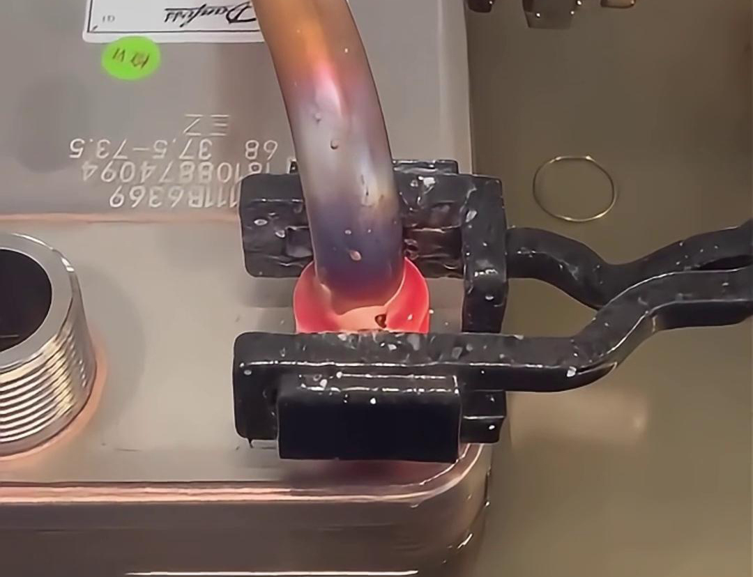 手持式高頻焊機，它在散熱器銅鋁焊接領(lǐng)域表現(xiàn)出色