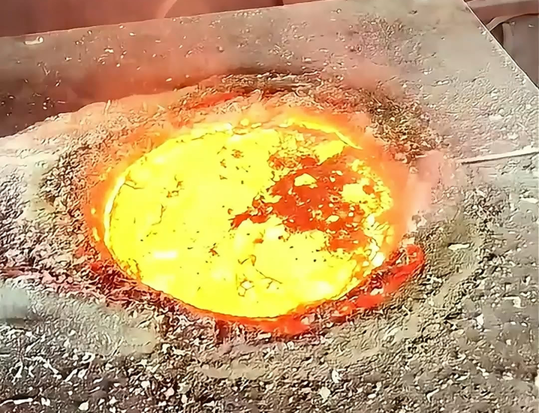 25kW 中頻感應(yīng)熔煉爐：20 公斤廢鐵高效回收解決方案(圖4)