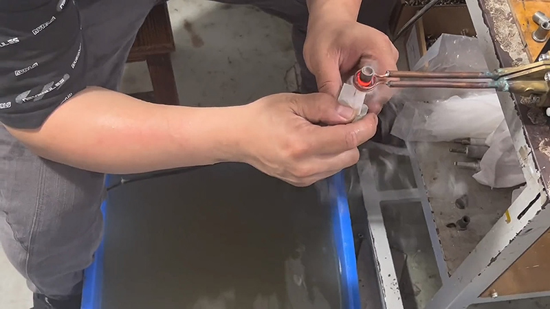 超高頻自動(dòng)化淬火設(shè)備以其節(jié)能、環(huán)保和廣泛適用性等特點(diǎn)(圖1)