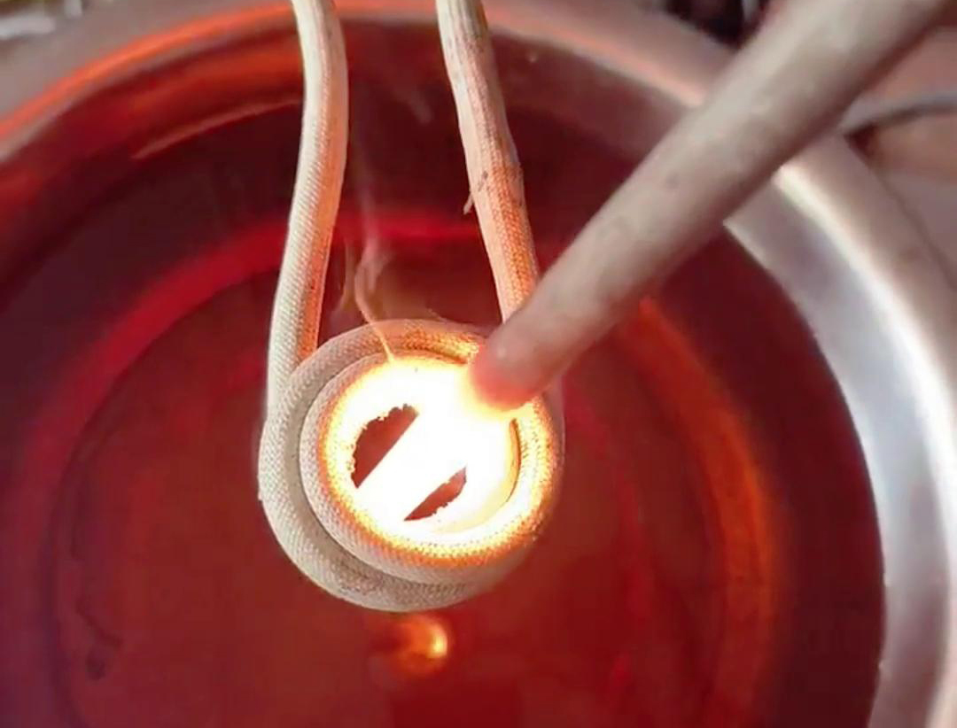 采用高頻感應(yīng)加熱設(shè)備，快速實(shí)現(xiàn)棒料的均勻加熱(圖1)