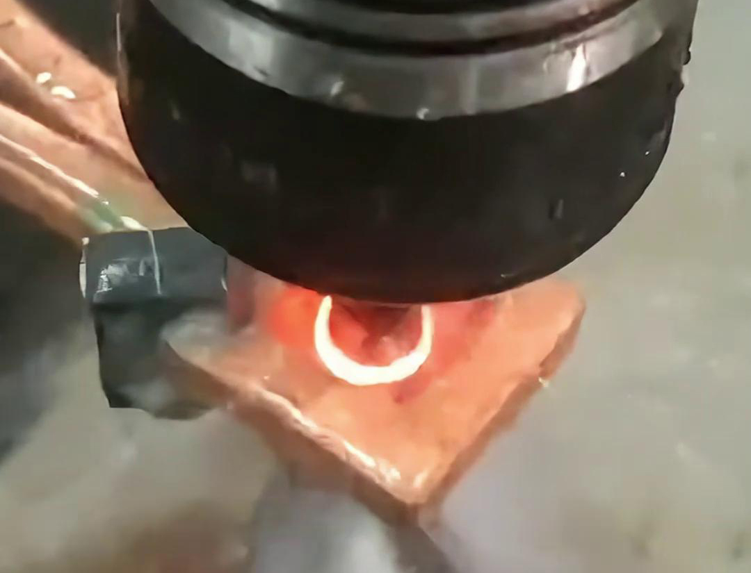 高頻淬火設(shè)備為齒輪、軸類零件提供淬火熱處理