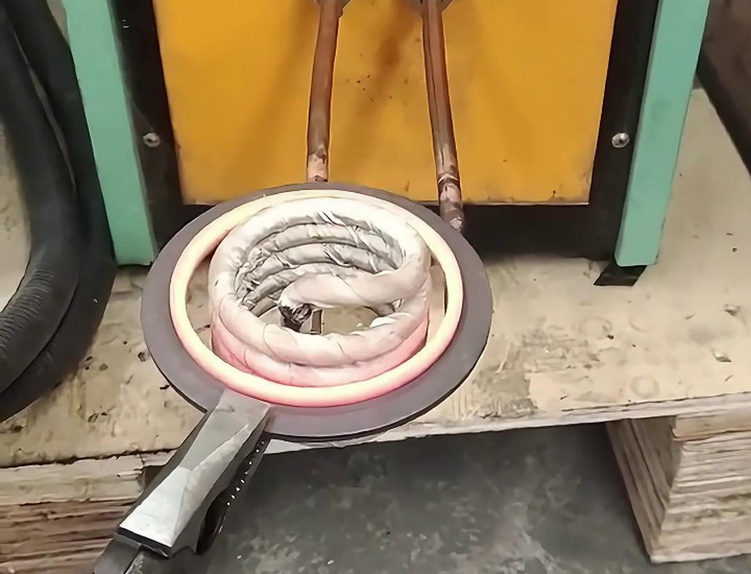 內(nèi)孔加熱，就用高頻加熱機，因為它只要220V電壓