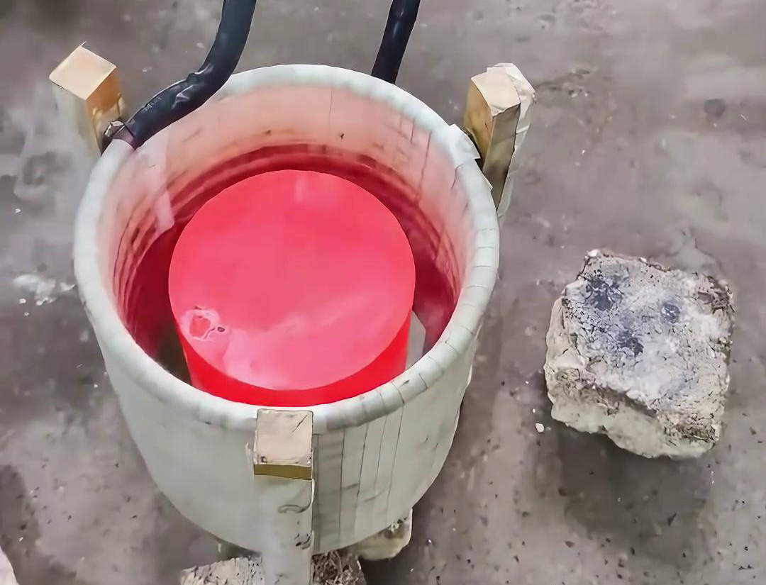 中頻爐可以加熱實(shí)心紫銅棒棒料做退火工藝，為后續(xù)鍛造沖壓做準(zhǔn)備