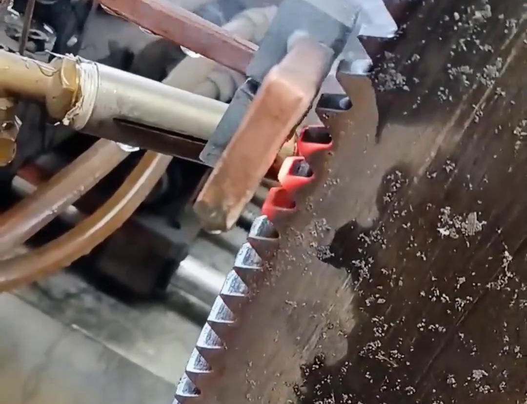 小型高頻淬火機(jī)-專(zhuān)業(yè)的熱處理設(shè)備應(yīng)用廣泛