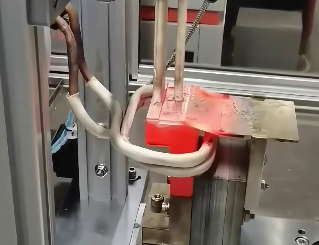 框架斷路器母排銅排高頻焊接過程。采用高頻自動(dòng)焊接