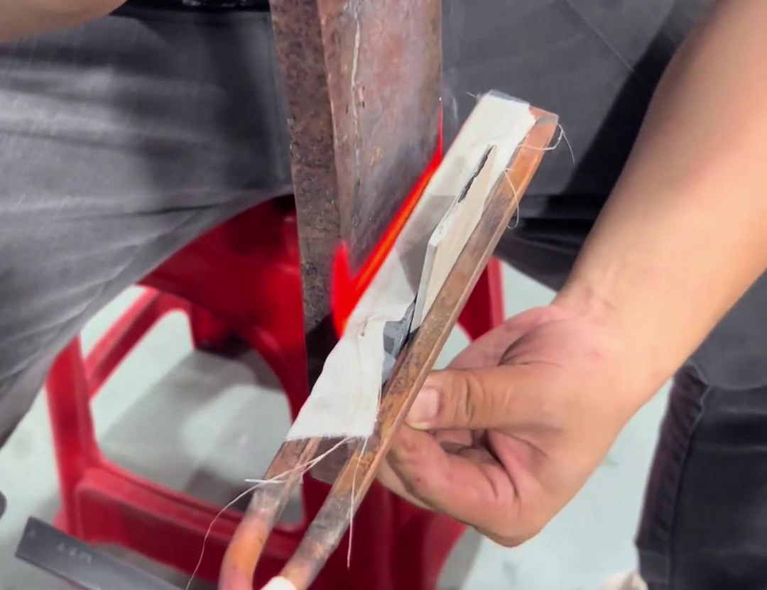 手持式高頻加熱機(jī)對(duì)客戶帶來的鋼板樣品進(jìn)行表面加熱淬火熱處理