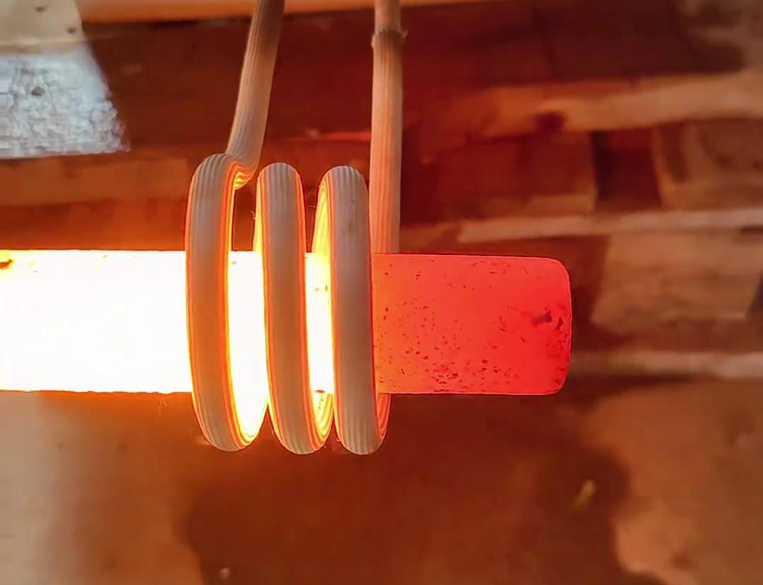 用小型高頻加熱爐對(duì)棒料進(jìn)行加熱，然后進(jìn)行鍛打