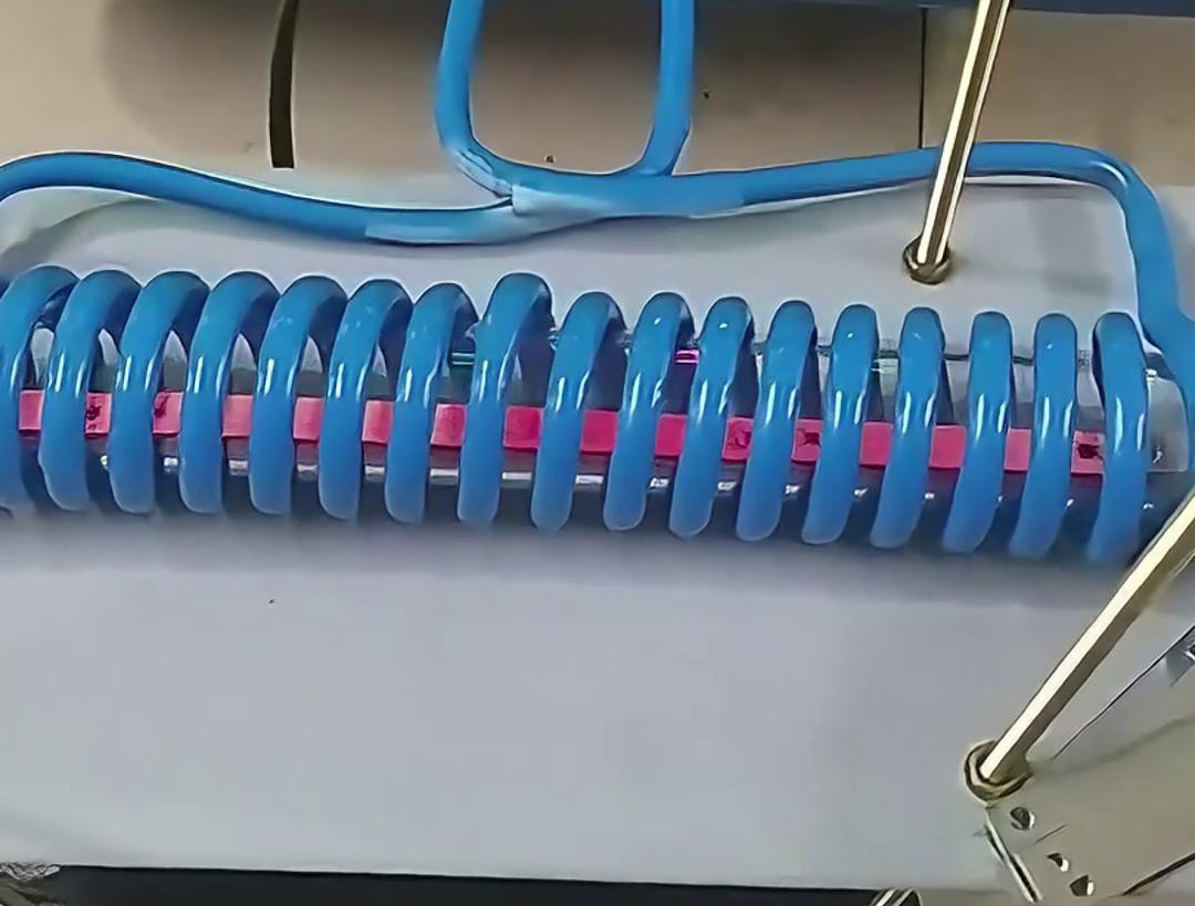 客戶定制的高頻退火機，專門用于雙孔墊片在線退火，