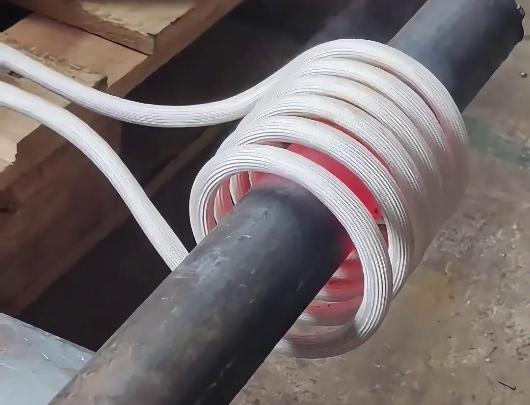 30KW高頻感應(yīng)加熱設(shè)備，局部加熱直徑65mm的鐵棒折彎