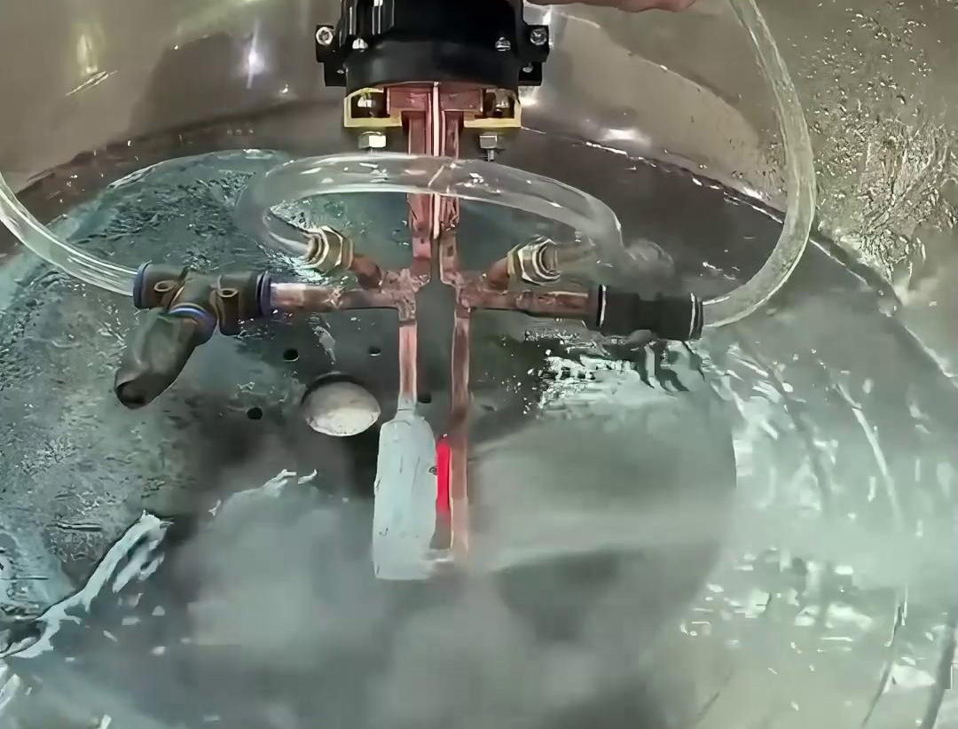 手持式高頻加熱機(jī)用于平面表面熱處理是一種靈活的金屬加熱方法