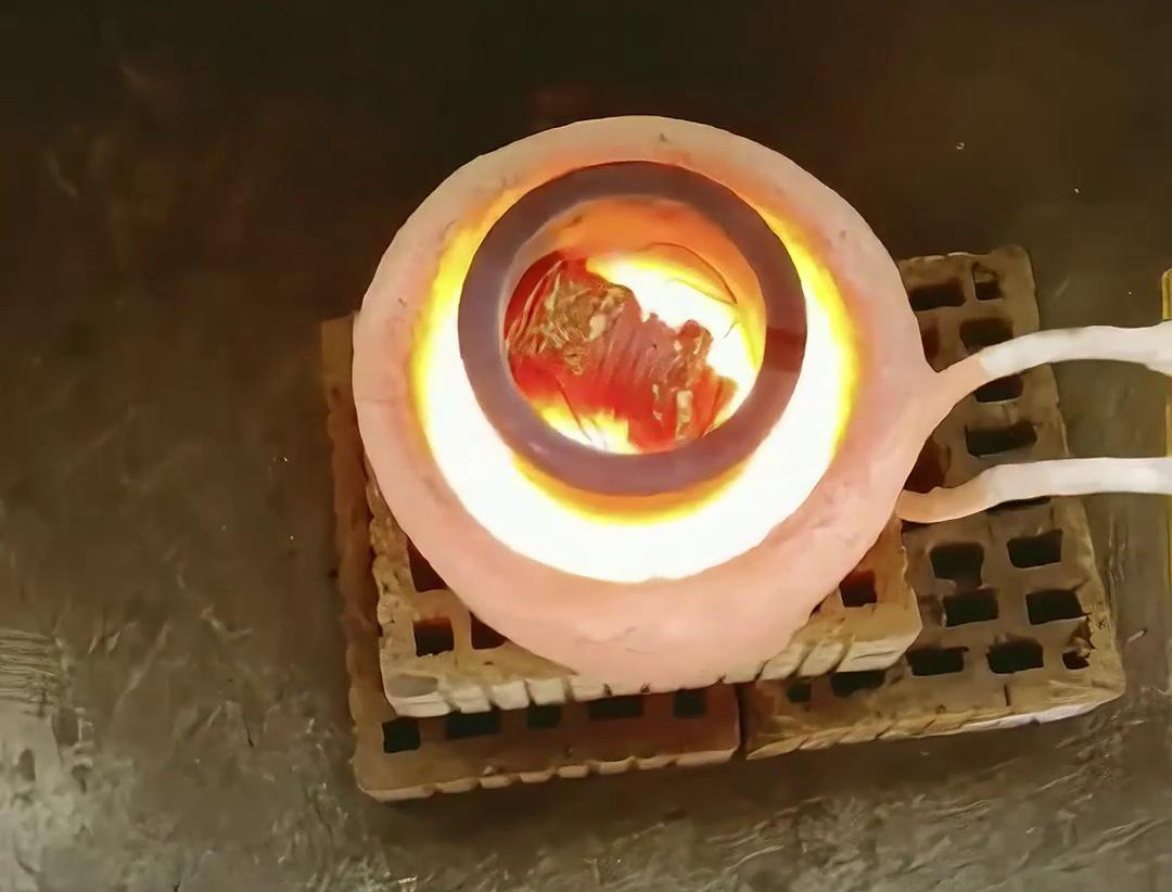 客戶定制的非標(biāo)熔煉爐，特點在于能夠達到2000度的高溫