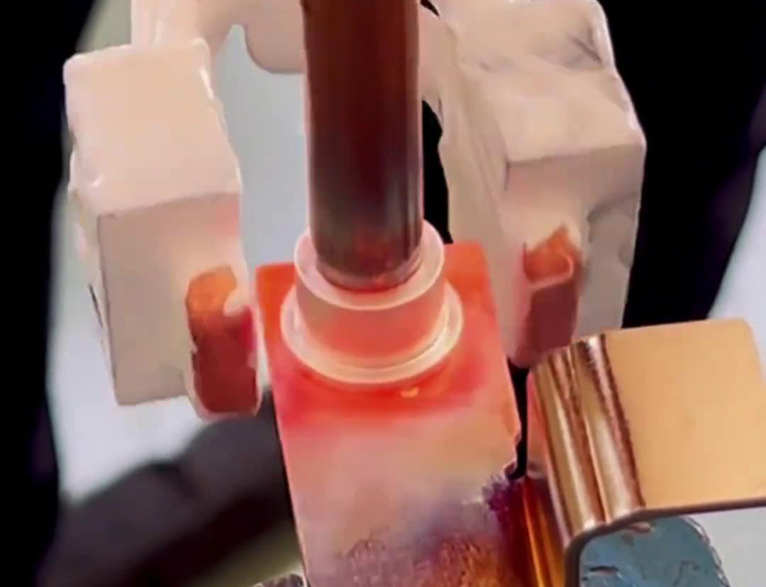 手持式高頻機在焊銅方面展現(xiàn)出了高效、精準和靈活的特點