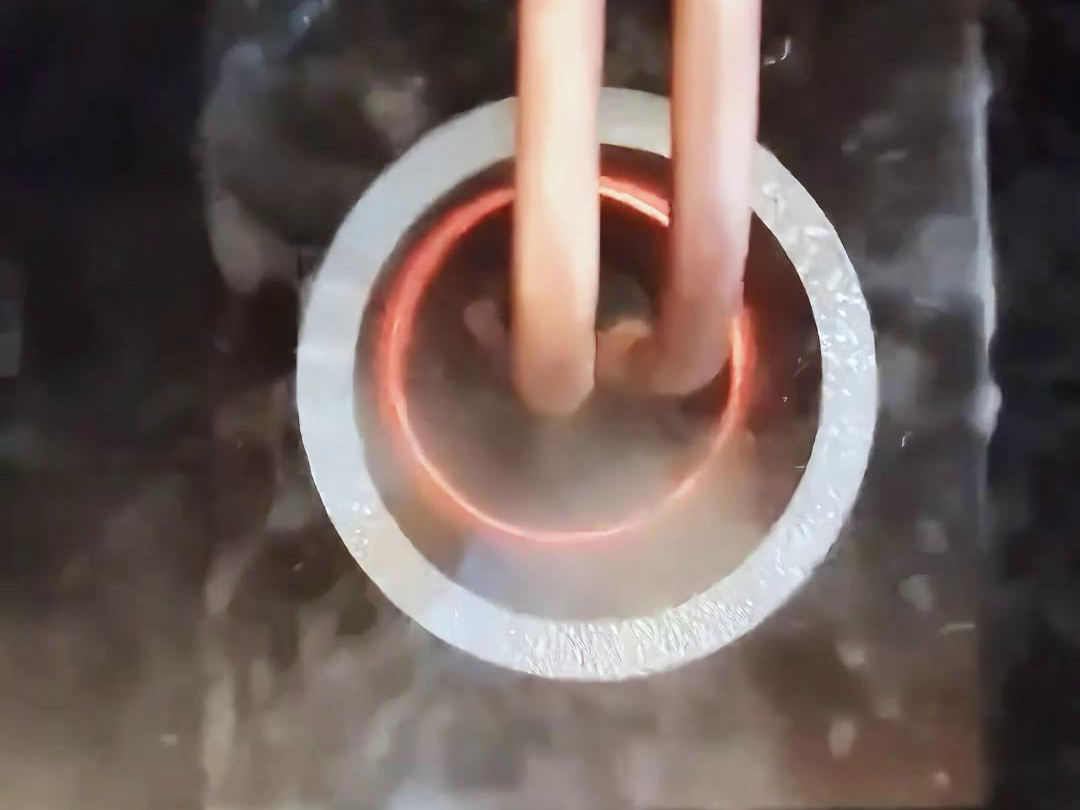 粉絲問 “高頻加熱能在水中直接加熱工件嗎？” 實測：海瑞拓高頻設(shè)備真能做到！(圖2)