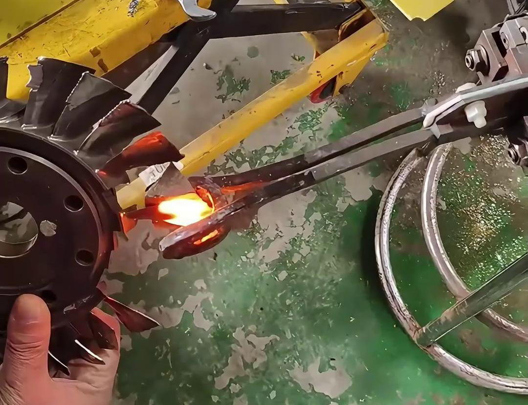 通過高頻淬火熱處理可以改變發(fā)動機(jī)葉片材料的組織結(jié)構(gòu)和物理性質(zhì)