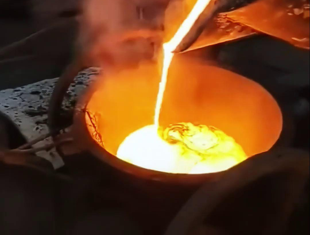 中高頻感應(yīng)熔煉爐的倒料操作處理和注意事項(xiàng)