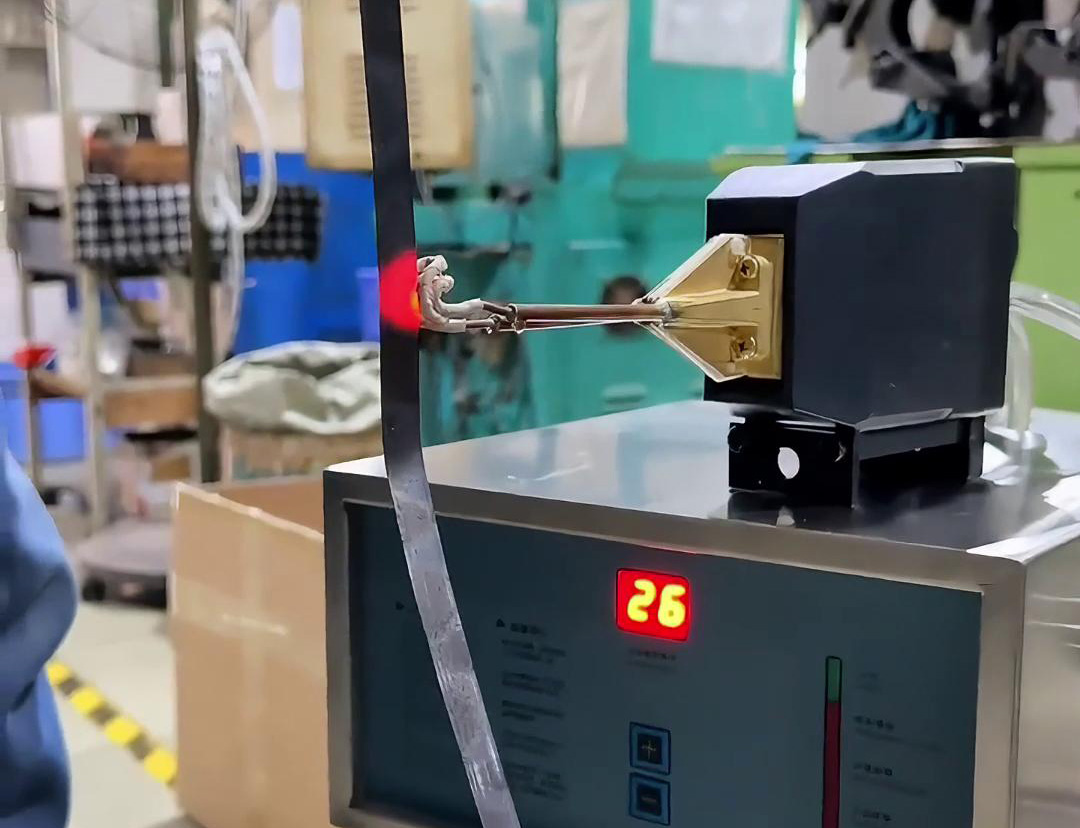 超高頻退火設備對12x5mm的不銹鋼條進行1000度的退火