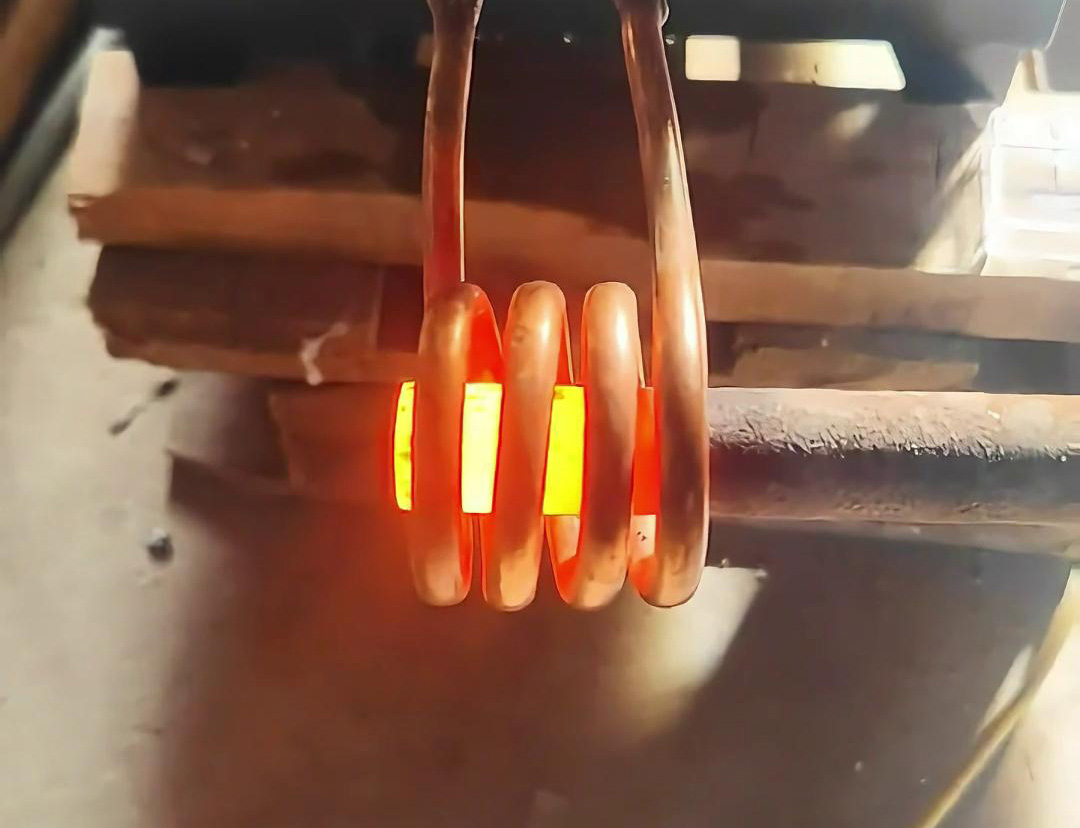 高頻加熱設(shè)備能夠在短時間內(nèi)將圓鋼棒料加熱到所需溫度