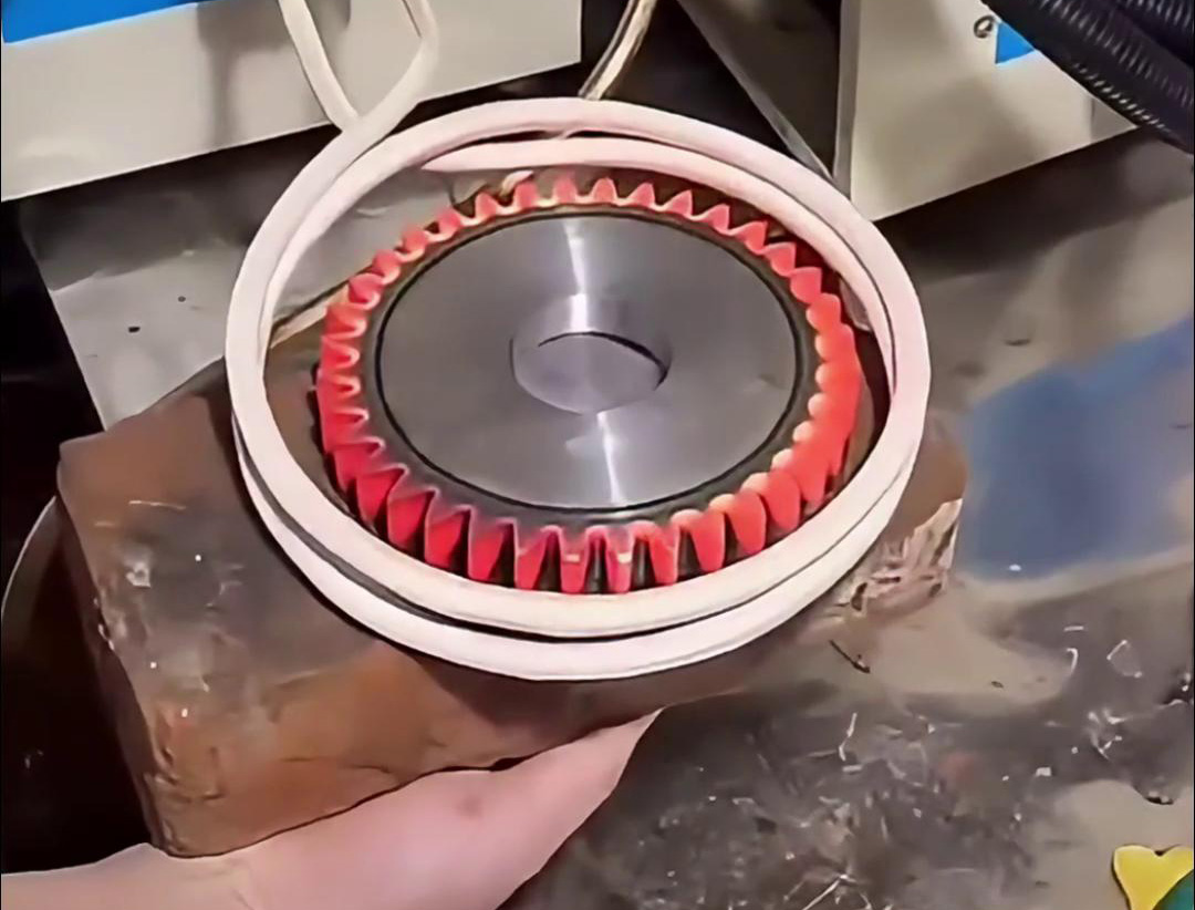 高頻加熱機(jī)在齒輪內(nèi)孔加熱處理中,它既可以用于淬火處理，也可以用于內(nèi)孔加熱熱配合工藝(圖2)