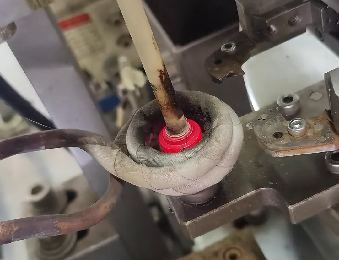 銀觸點自動化焊接，只要一萬出頭的高頻釬焊設備就可以實現(xiàn)