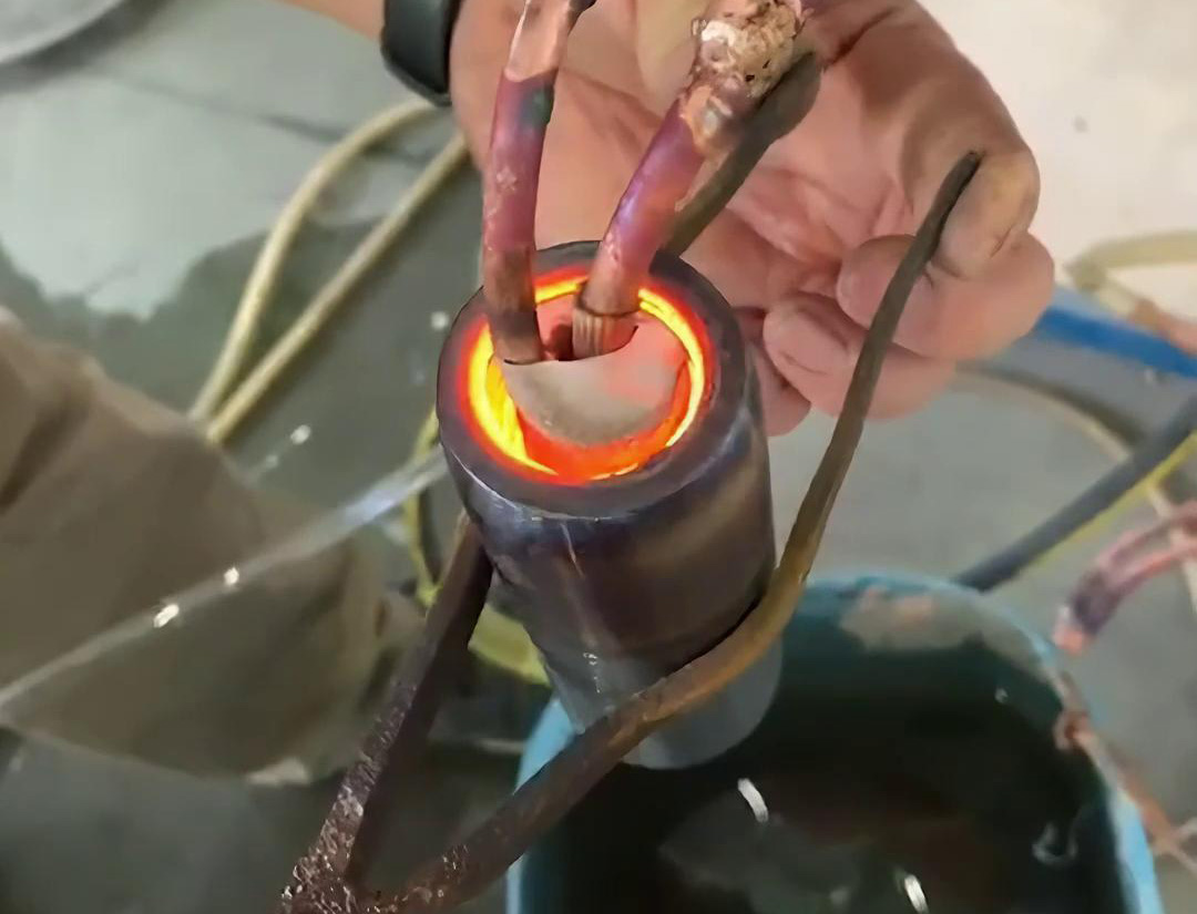 高頻加熱機確實是一種適用于內(nèi)孔熱處理的理想設(shè)備