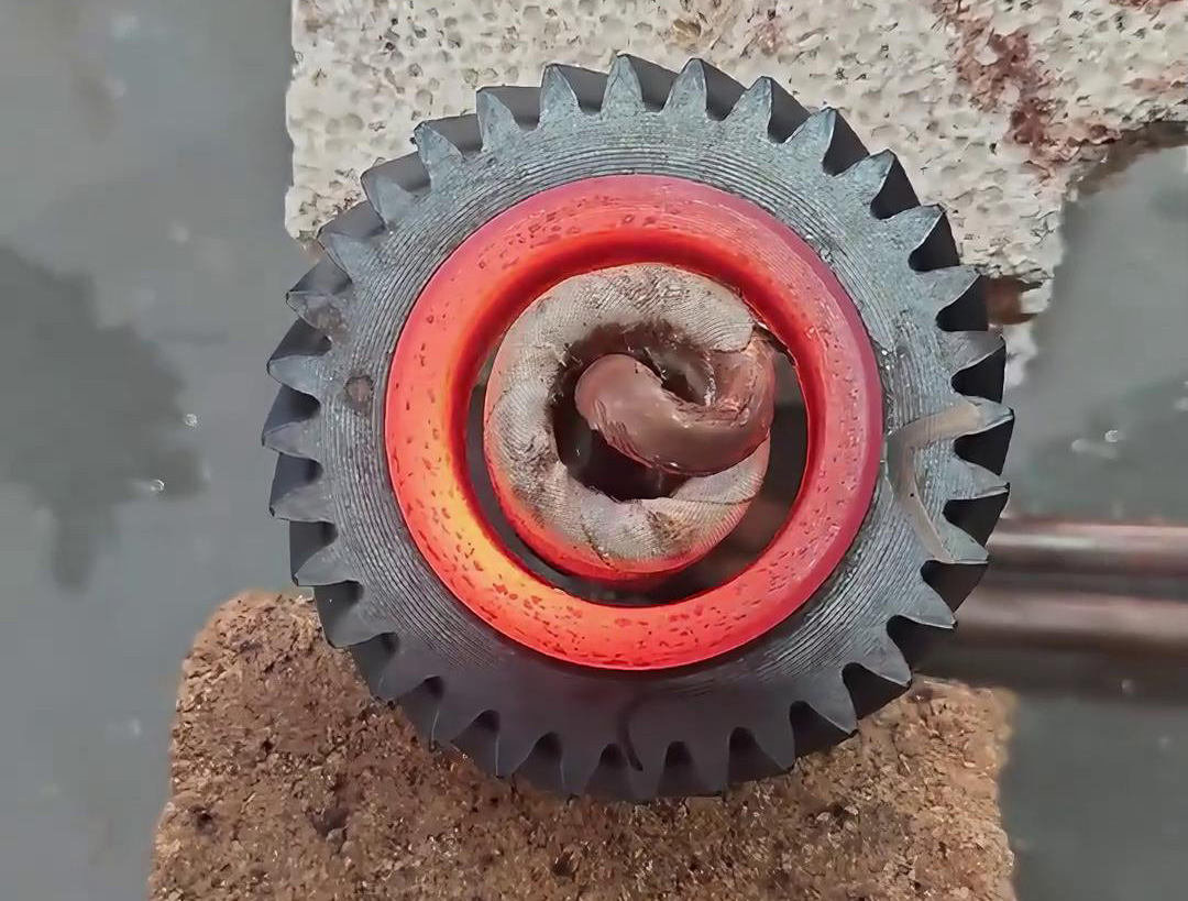 高頻加熱機在齒輪內(nèi)孔加熱處理中,它既可以用于淬火處理，也可以用于內(nèi)孔加熱熱配合工藝