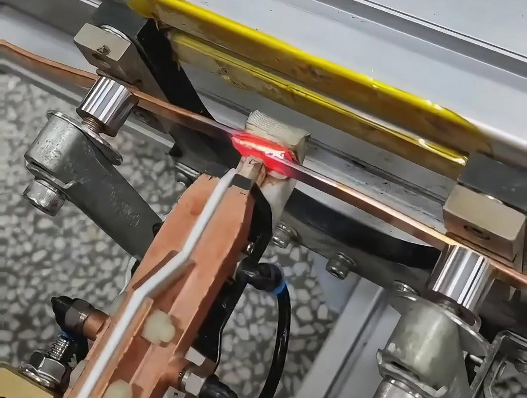 手持式高頻焊機適用于銅板等金屬材料的焊接、淬火和退火等工藝