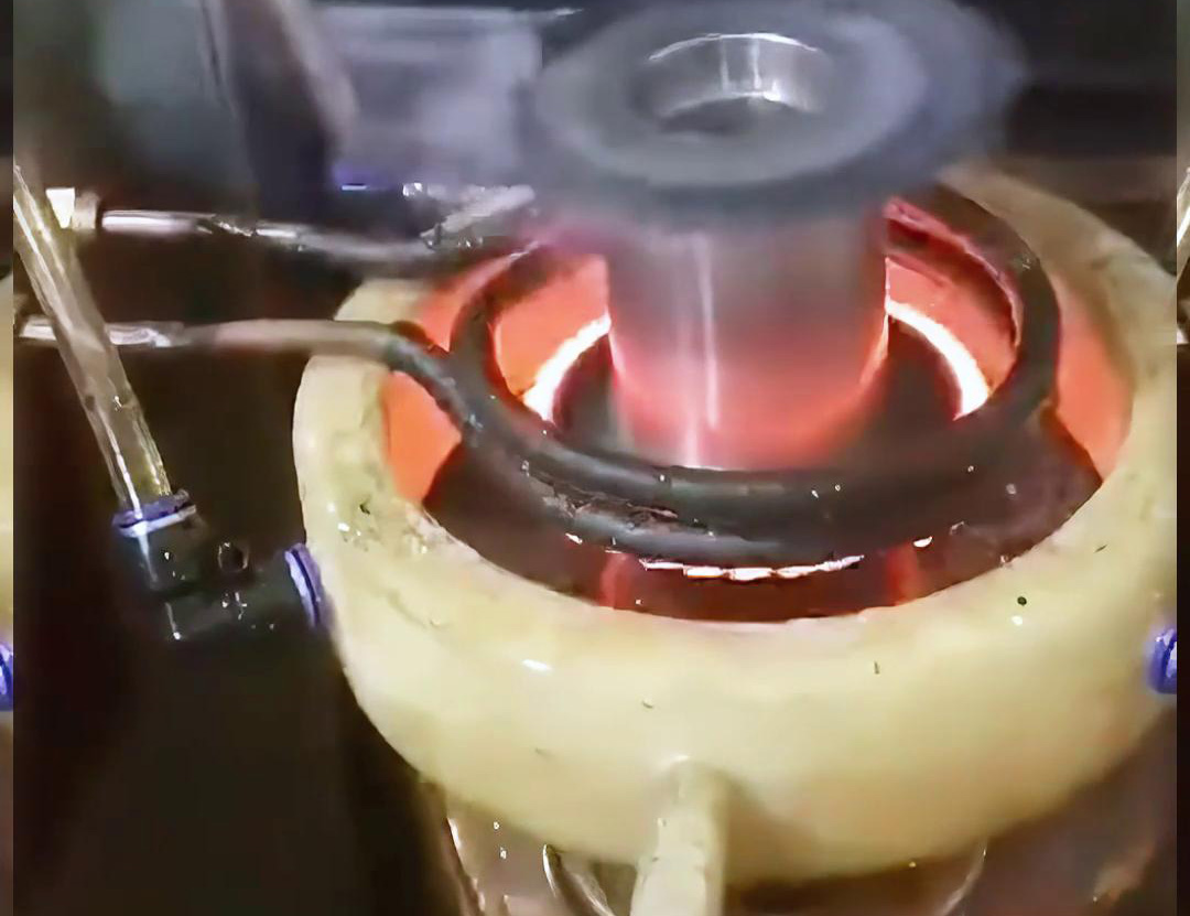 齒輪淬火熱處理可以利用高頻加熱技術(shù)和淬火機床來實現(xiàn)