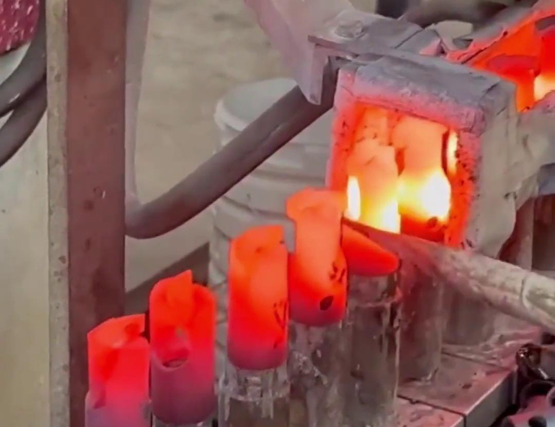 半自動化套筒高頻淬火設(shè)備，通過人工上料自動化下料完成淬火